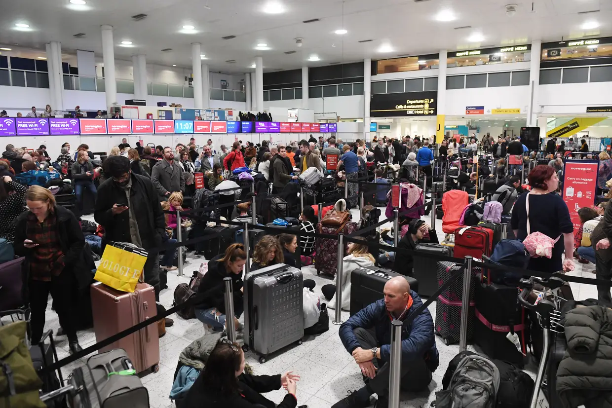 Milhares de passageiros foram afetados pelo encerramento do aeroporto de Gatwick, em Londres. O terminal foi fechado esta manhã depois de ter sido detetada a presença de drones muito perto da pista.