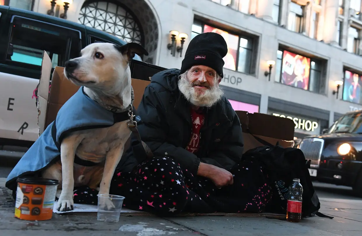 Francis, de 56 anos, com o seu amigo de quatro patas numa das ruas mais movimentadas de Londres, a Oxford Street.