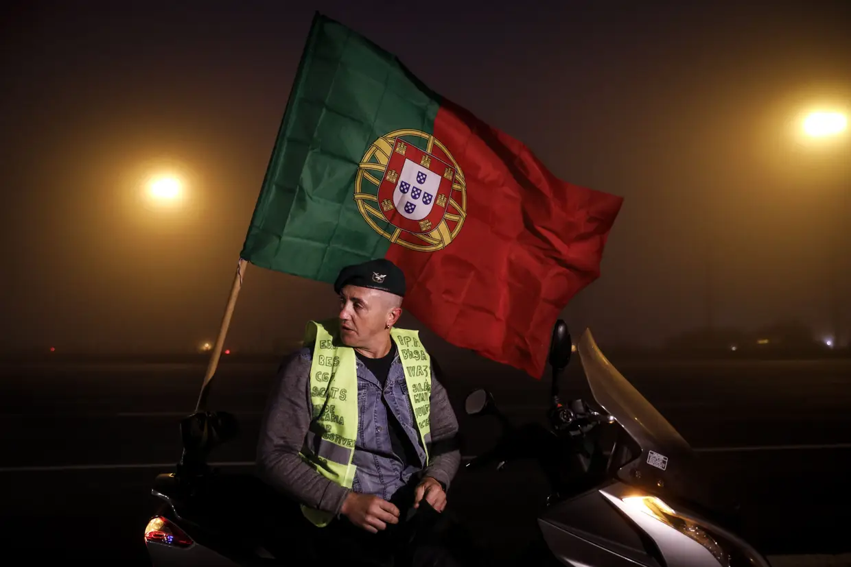 Os protestos dos "coletes amarelos" em Portugal foram convocados por vários grupos através das redes sociais, com inspiração nos movimentos contestatários das últimas semanas em França