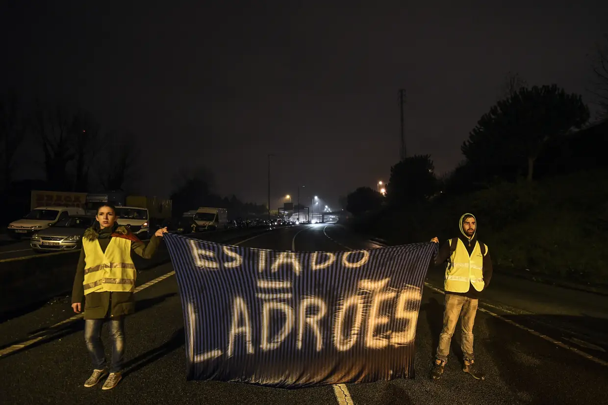 O dia ainda não tinha amanhecido e já havia coletes amarelos na entrada da cidade de Braga