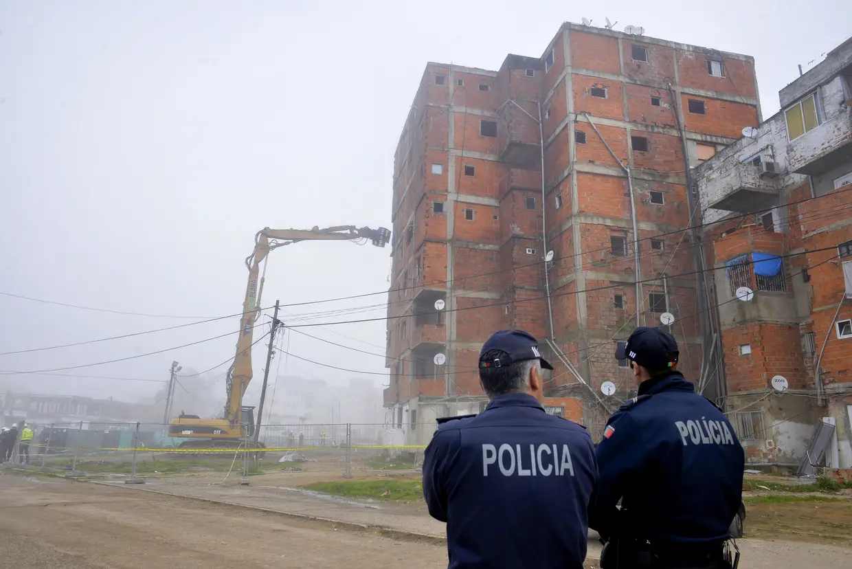 Trabalhos de demolição da Torre 10, no bairro da Jamaica, no Seixal.