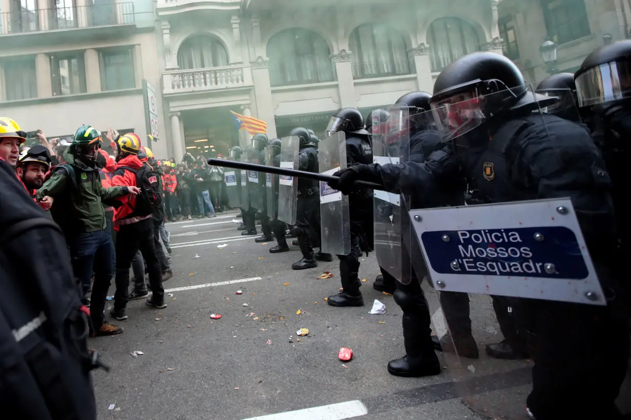 Confrontos entre manifestantes pró-independência da Catalunha e os Mossos d'Esquadra, em dia de Conselho de Ministros, em Barcelona.