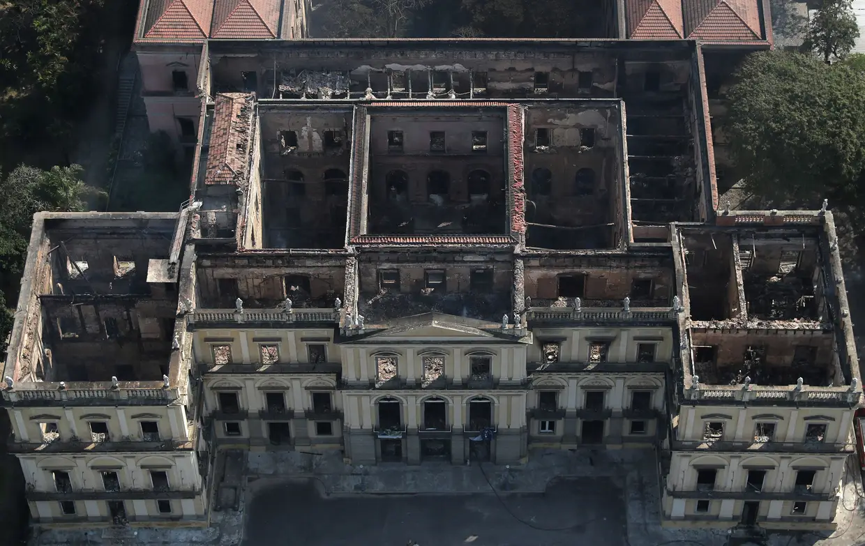 Um incêndio que destruiu o Museu Nacional do Rio de Janeiro, Brasil.