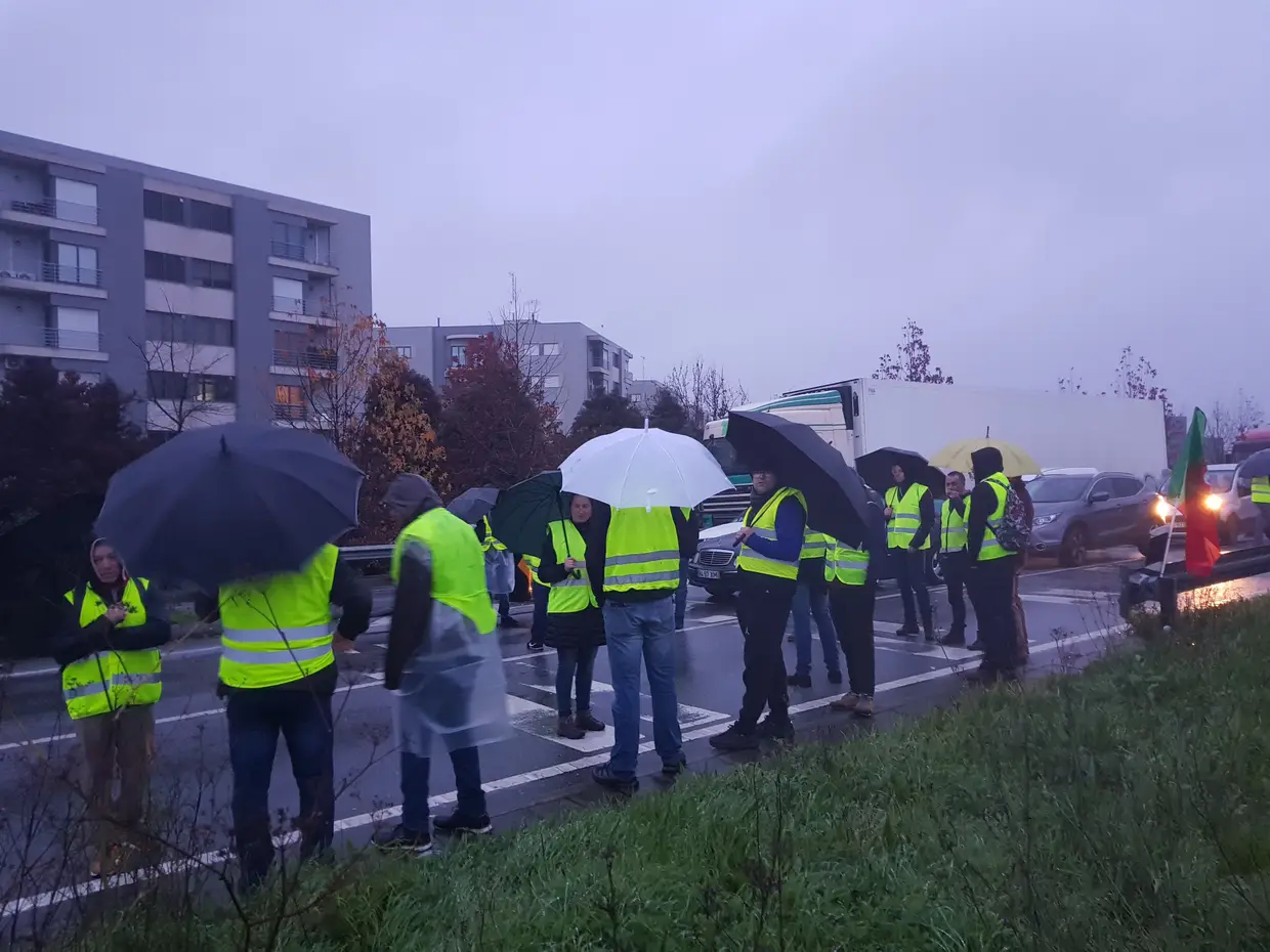 Mais de meia centena de coletes amarelos chegaram a dar pontapés e a atirar garrafas às viaturas que tentaram furar o bloqueio