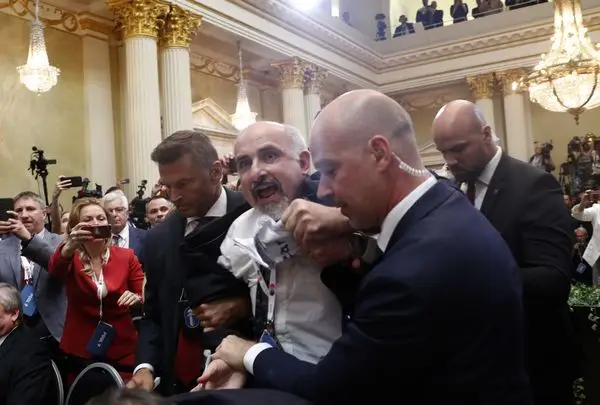 Um homem foi retirado à força da sala onde decorreu esta segunda-feira a conferência conjunta do Presidente norte-americano Donald Trump e do homólogo russo Vladimir Putin, em Helsínquia, na Finlândia. A culpa foi de um cartaz que segurava, com uma mensagem contra o uso de armas nucleares.