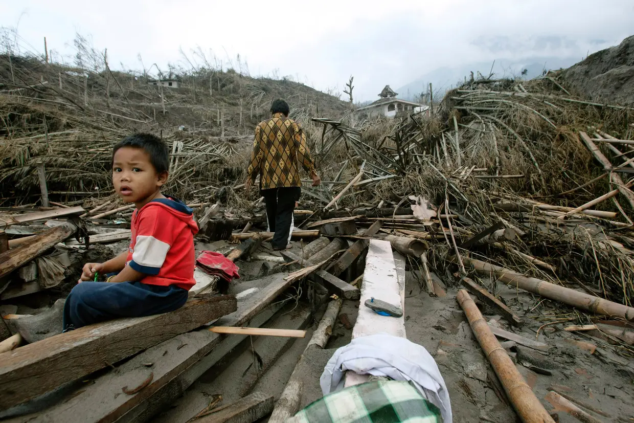 25 de outubro de 2010, Indonésia - Mais de 400 pessoas morreram num tsunami provocado por um sismo de magnitude 7,7 no arquipélago das Mentawai, ao lardo de Sumatra, Indonésia.