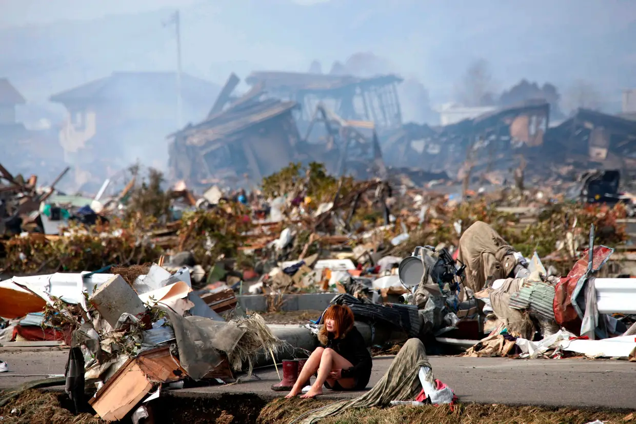11 de março de 2011, Japão - Uma onda com mais de dez metros devastou o nordeste do país, na sequência de um sismo de magnitude 9, que fez mais de 19 mil mortos e desaparecidos. O tsunami foi ainda responsável pelo acidente nuclear na central de Fukushima, o pior da História desde o ocorrido em Chernobil, na Ucrânia, em 1986.
