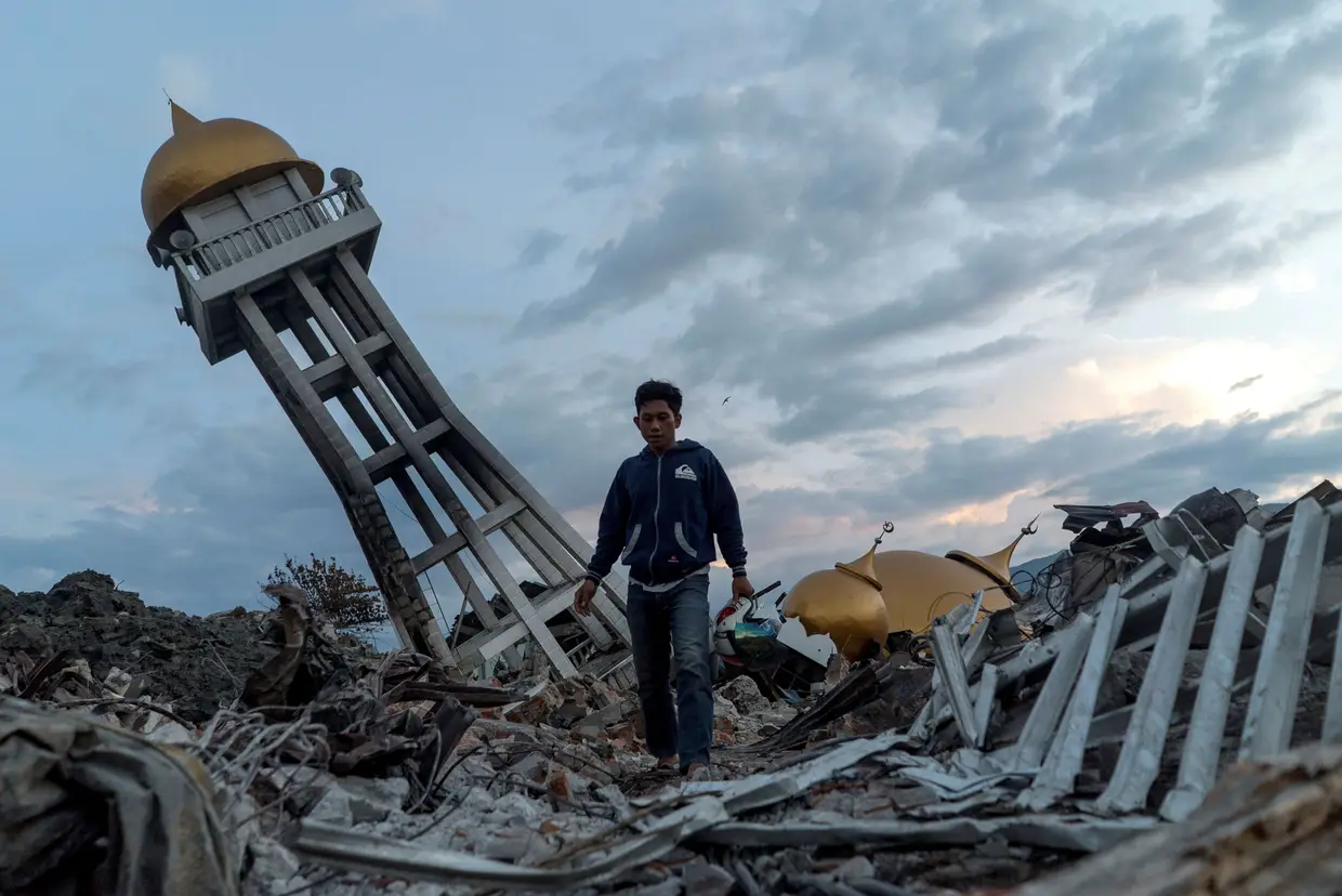 28 de setembro de 2018, Indonésia - Um sismo de magnitude 7,5 seguido de tsunami matou 1.234 pessoas na ilha de Celebres.