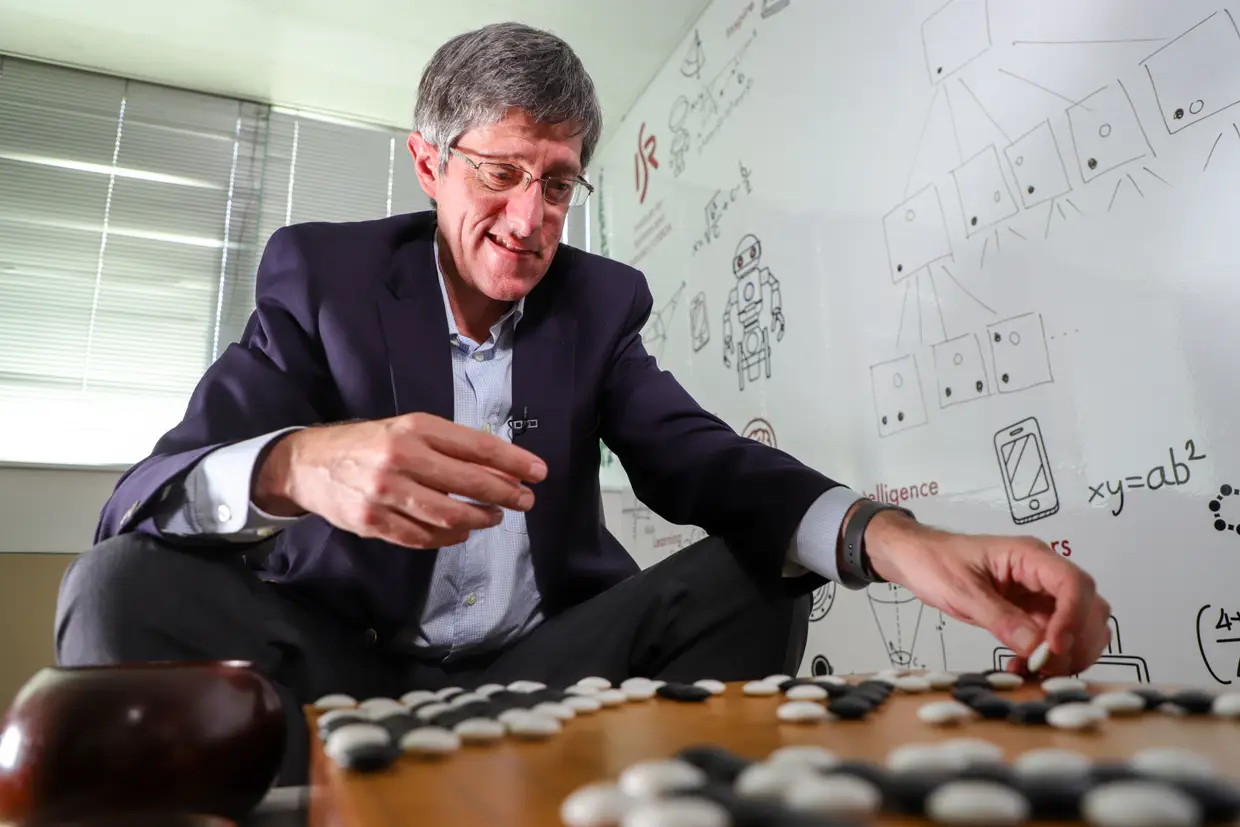 Arlindo Oliveira é presidente do Instituto Superior Técnico, onde estudou num tempo longínquo em que não havia internet. Investigador em áreas como algoritmos, inteligência artificial e aprendizagem automática, ajuda-nos a entender o alcance dos avanços surpreendentes a que o mundo tem assistido nestas áreas nos últimos anos.