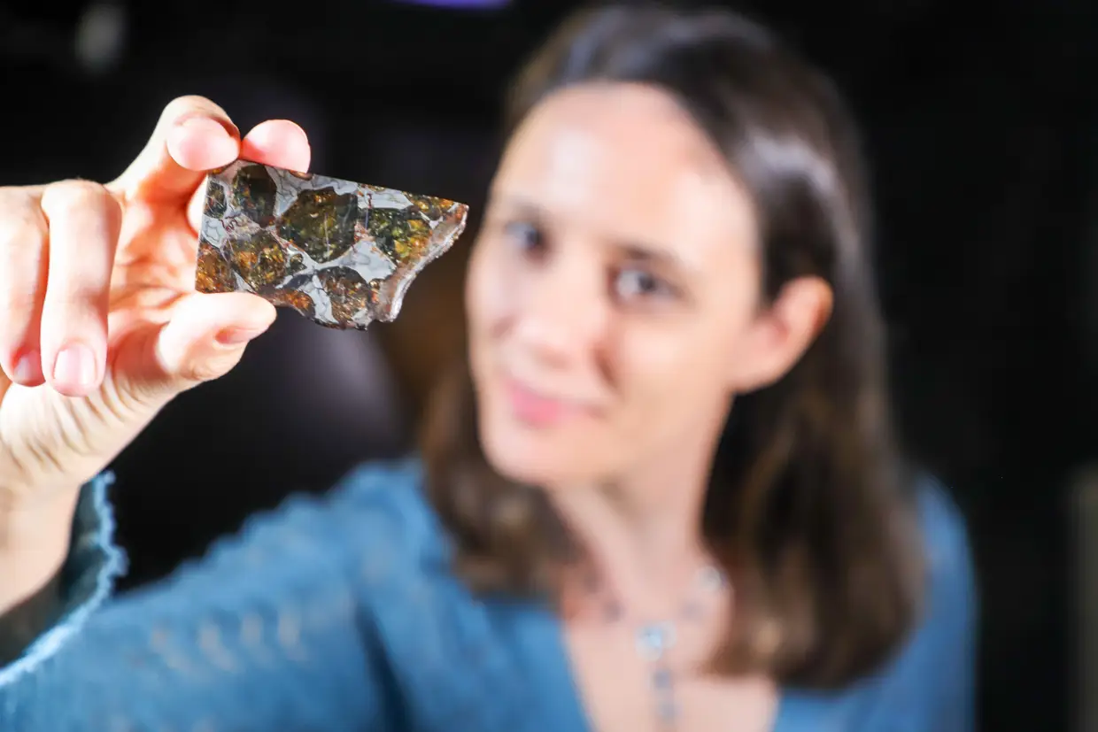 Zita Martins é a primeira astrobióloga portuguesa e uma das mais reconhecidas astrobiólogas do mundo. Procura respostas para dois dos maiores enigmas da humanidade: a origem da vida na Terra e a existência de vida extraterrestre. Enquanto cientista convidada da NASA, resolveu um dilema que a comunidade científica tentava desvendar há mais de 40 anos. É investigadora em várias missões espaciais.