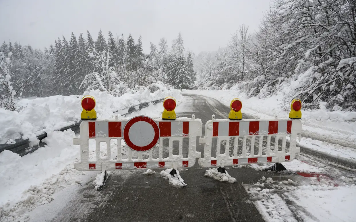 Uma estrada cortada pela neve no estado alemão da Baviera.