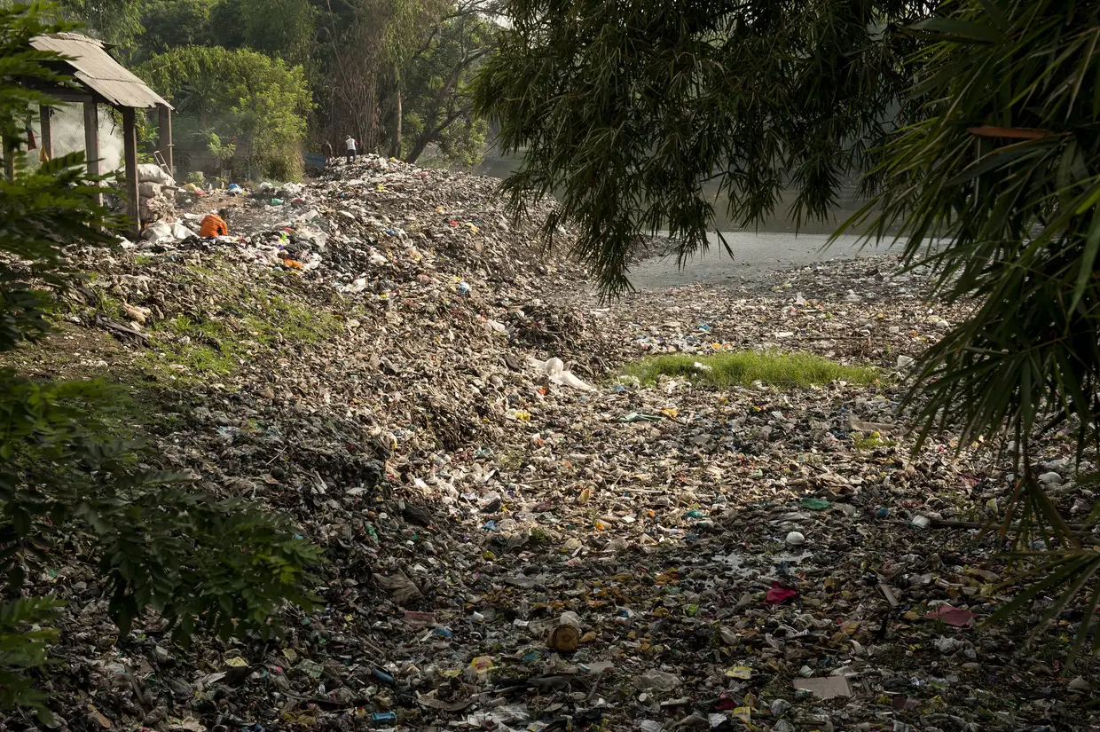 O rio poluído de Citarum, em Bandung, Indonésia.