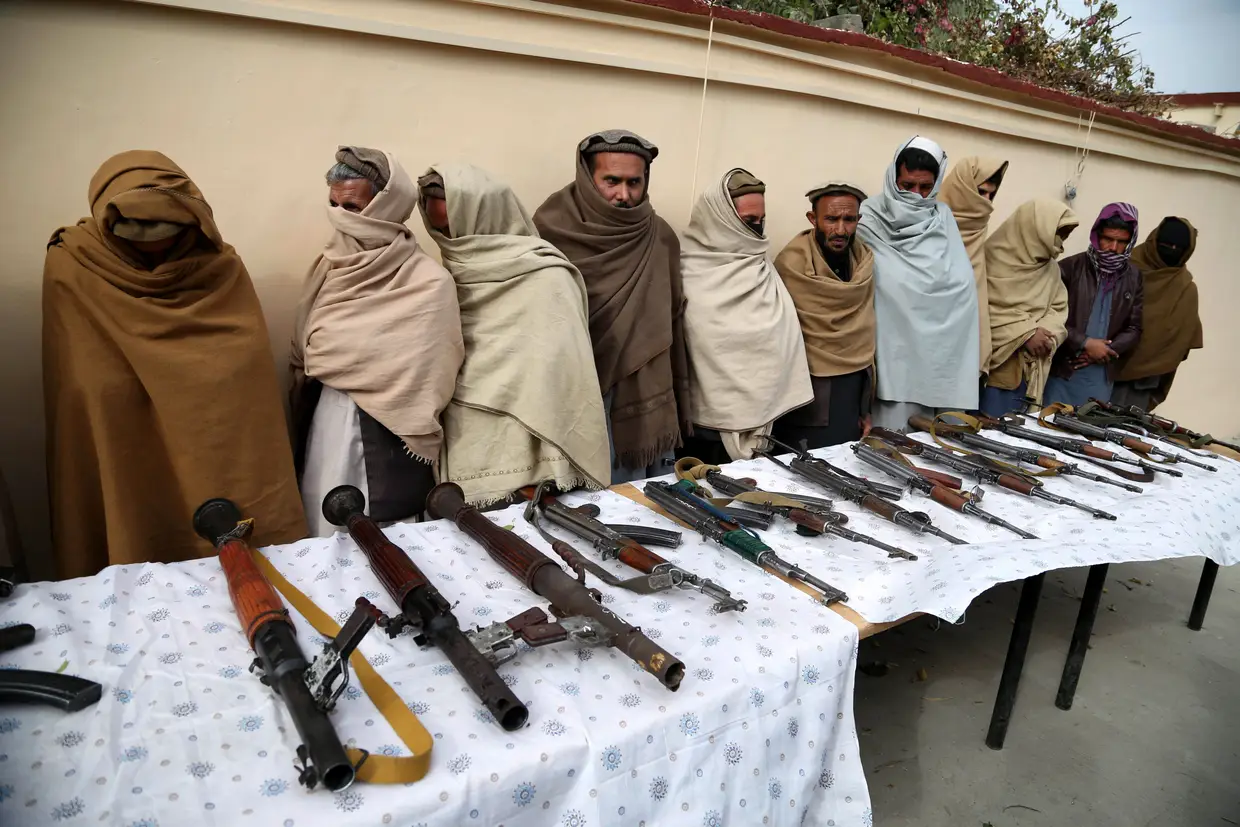 Antigos militantes talibãs e do Daesh rendem-se durante uma cerimónia de reconciliação em Jalalabad, Afeganistão.
