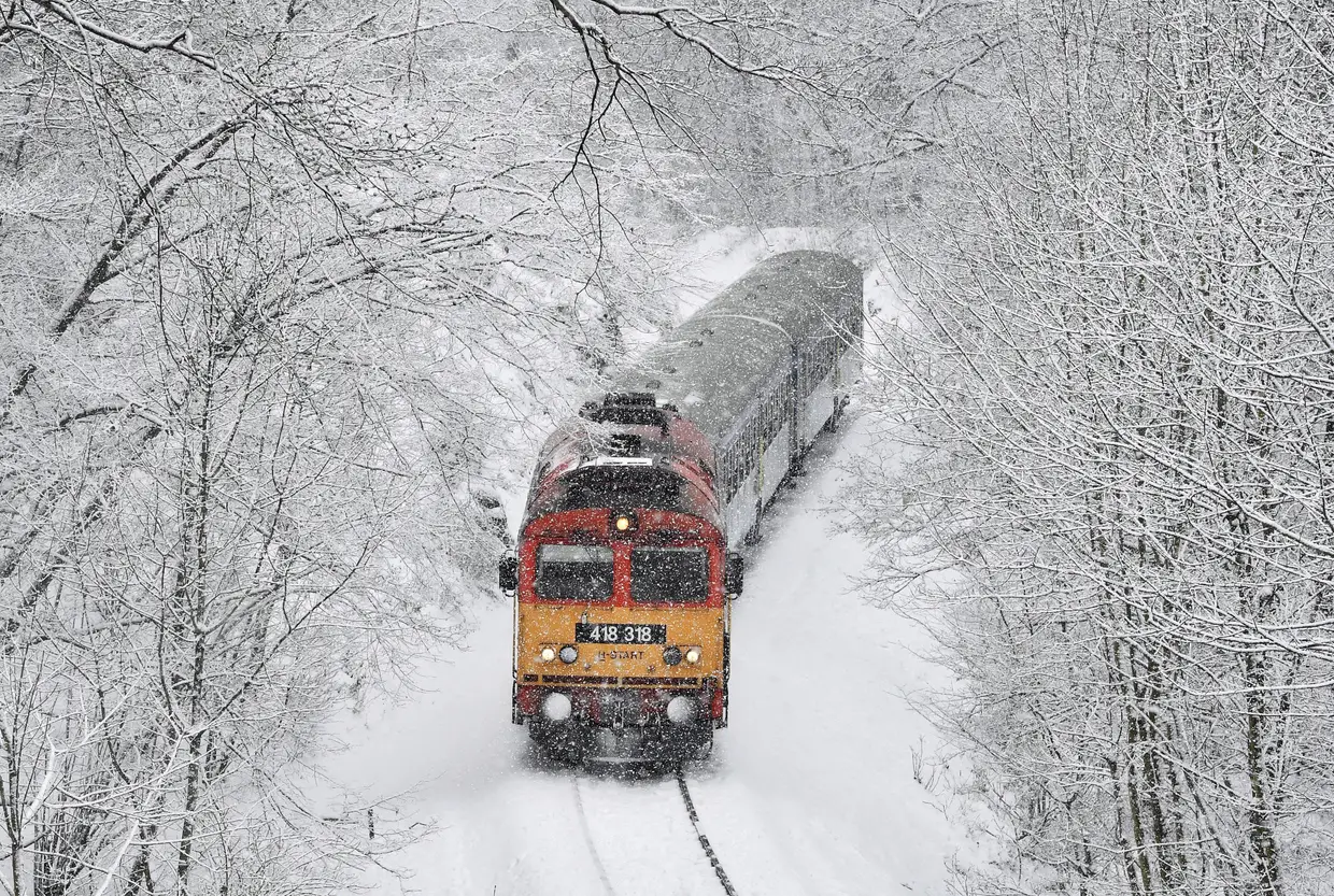 Um comboio passa por Cuha Valley, a cerca de 140 quilómetros de Budapeste, durante um nevão.