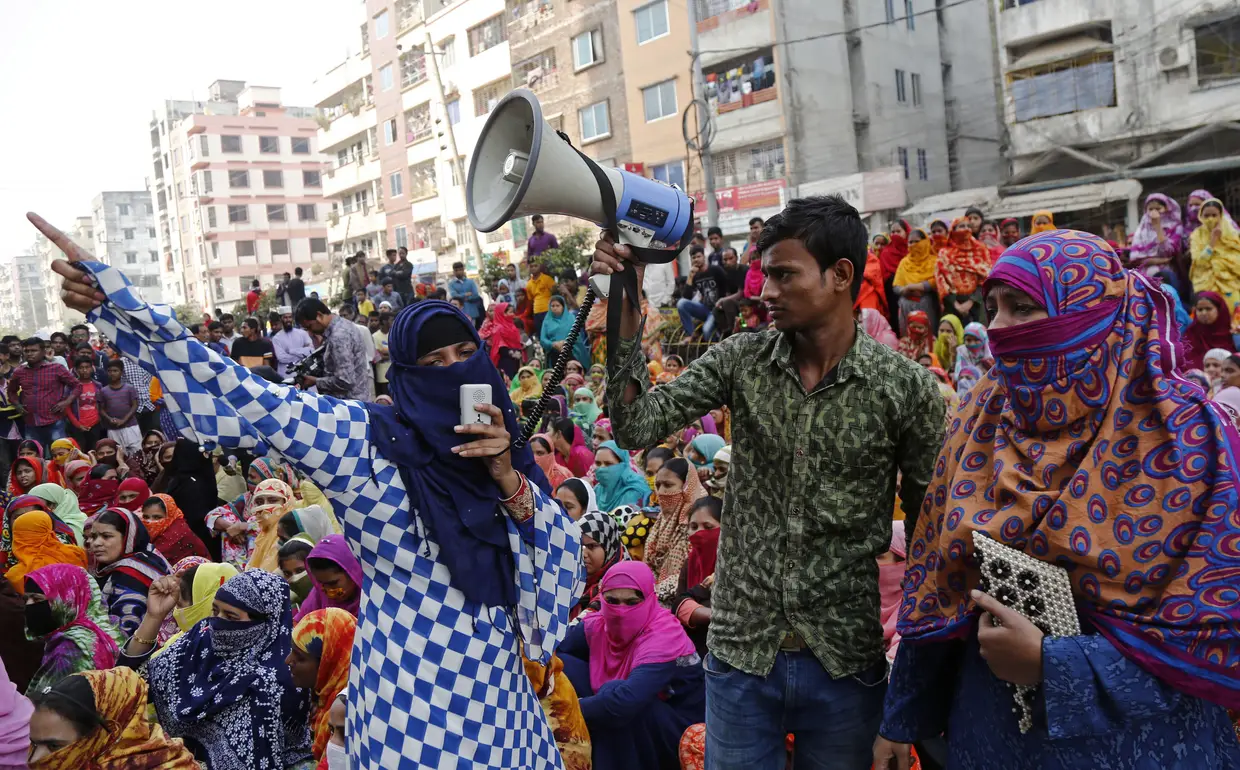 Trabalhadores do Bangladesh manifestam-se contra a disparidade salarial pelo quarto dia consecutivo.
