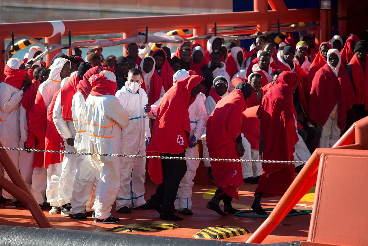Um grupo de imigrantes resgatados no Mar de Alboran pelos serviços de resgate marítimo de Espanha chegam ao porto de Málaga, na Andaluzia.