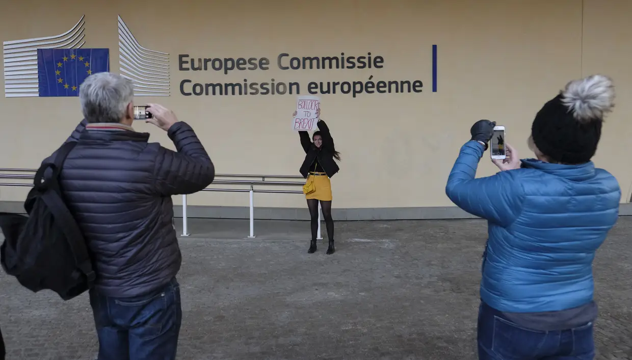 Uma britânica protesta contra o Brexit frente à sede da Comissão Europeia em Bruxelas.