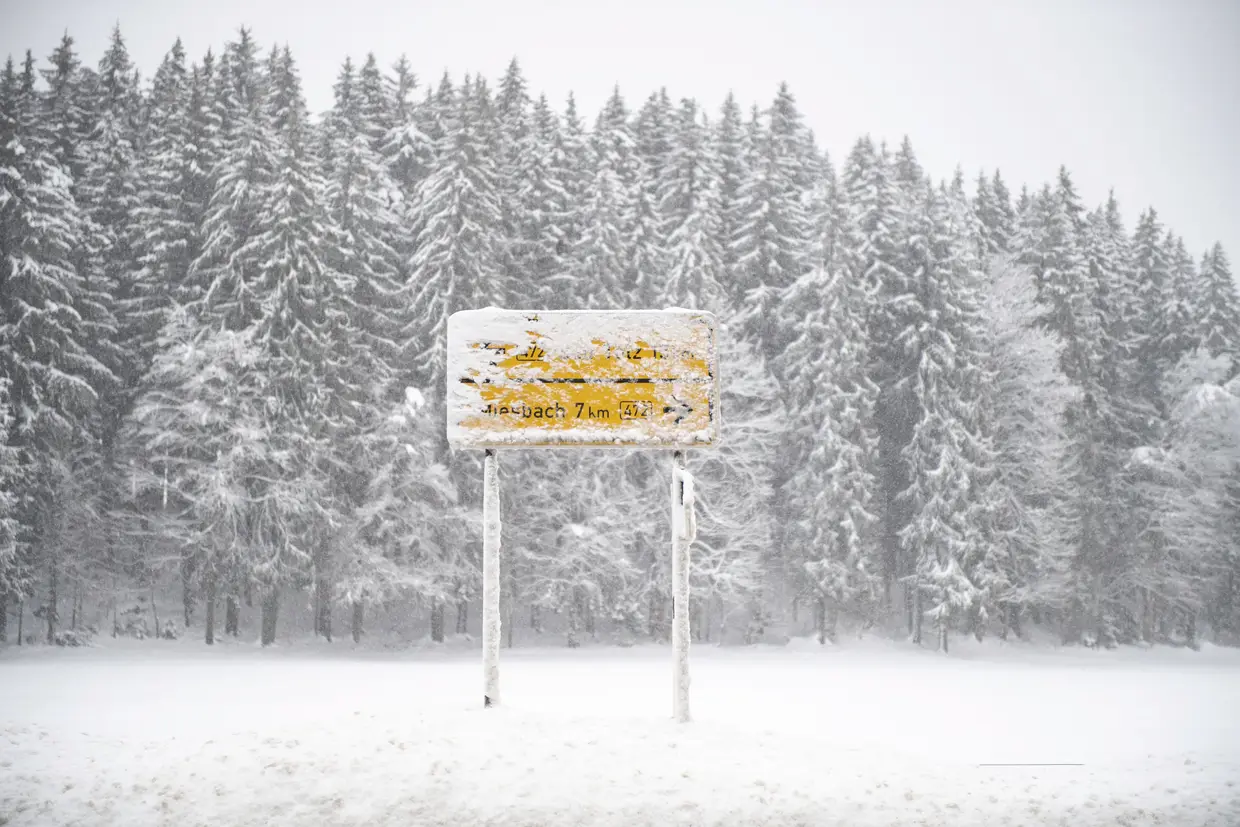 Sinalização coberta de neve na Baviera, Alemanha. A Áustria e o sul da Alemanha receberam fortes nevões e as previsões do tempo alertam que a tempestade pode causar bloqueios de estradas e aumento do risco de avalanche.