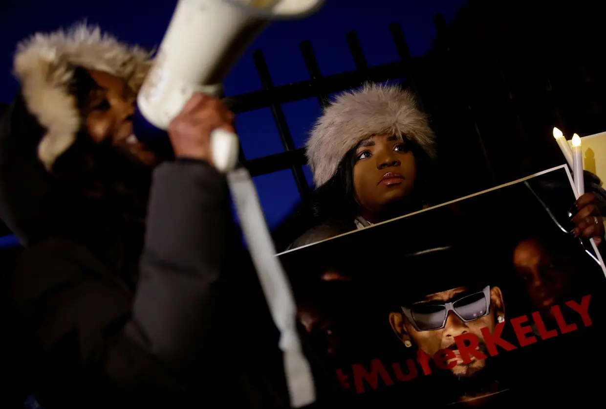 Manifestantes protestam perto de um estúdio de música, em Chicago, para apoiar vítimas de abuso sexual. Em causa está um documentário sobre a alegada má conduta sexual do músico R. Kelly.