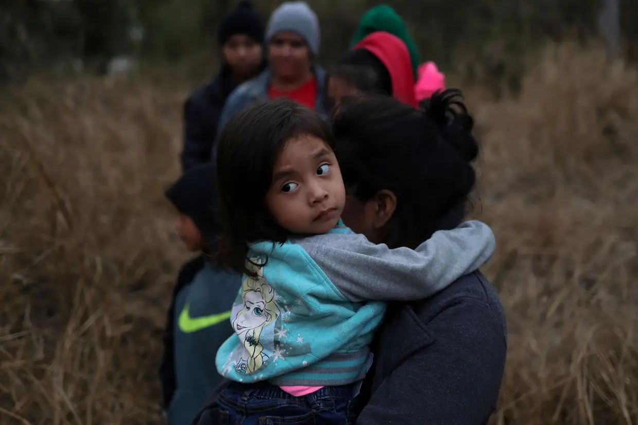 Maria, uma menina de dois anos da Guatemala, ao colo da mãe, Jessica. Fazem parte da caravana de migrantes da América Central que procura asilo nos Estados Unidos.