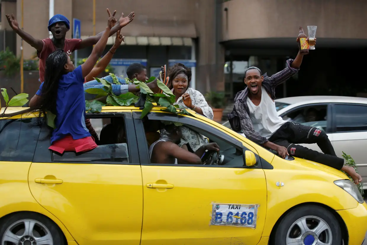 Apoiantes de Felix Tshisekedi, líder do principal partido de oposição congolês, a União para a Democracia e o Progresso Social (UDPS) que foi anunciado como vencedor das eleições presidenciais, celebram nas ruas de Kinshasa, República Democrática do Congo.