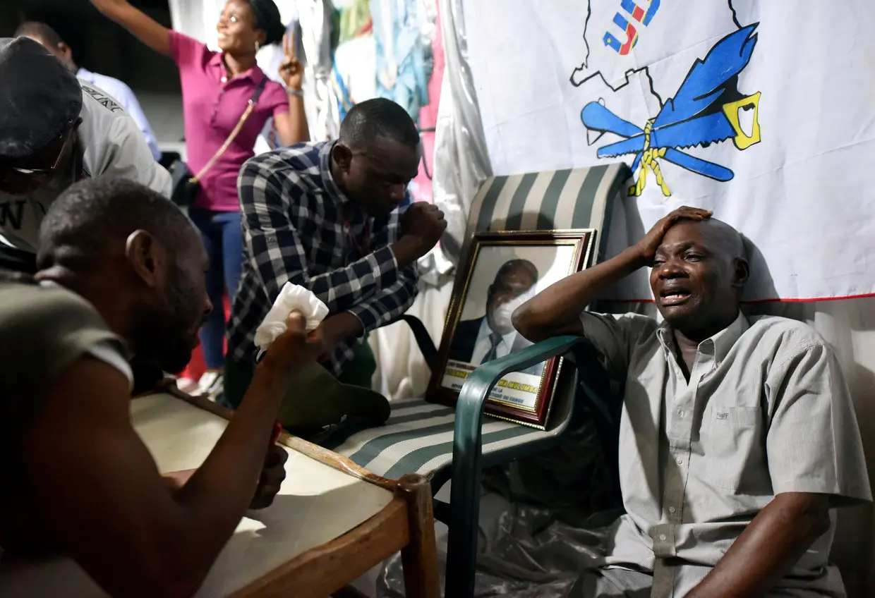 Apoiantes de Felix Tshisekedi, líder da oposição congolesa, reagem à sua vitória na sede do partido em Kinshasa, na República Democrática do Congo.