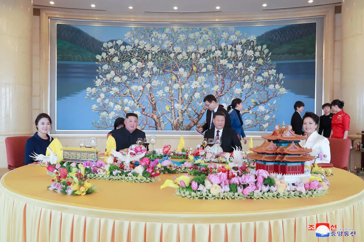 O líder norte-coreano Kim Jong Un e a esposa Ri Sol Ju reunidos com o presidente chinês Xi Jinping e sua esposa Peng Liyuan em Pequim, China.