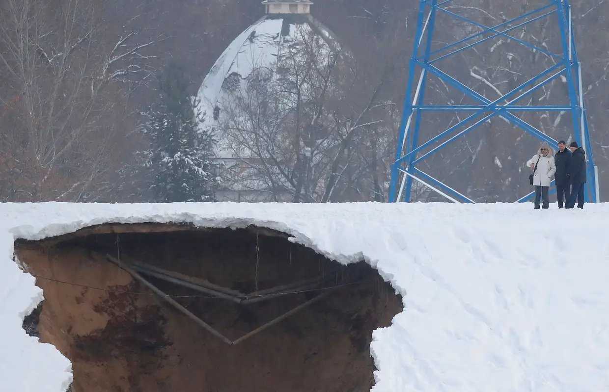Uma buraco em Moscovo, na Rússia, que provocou a inundanção de um túnel rodoviário.
