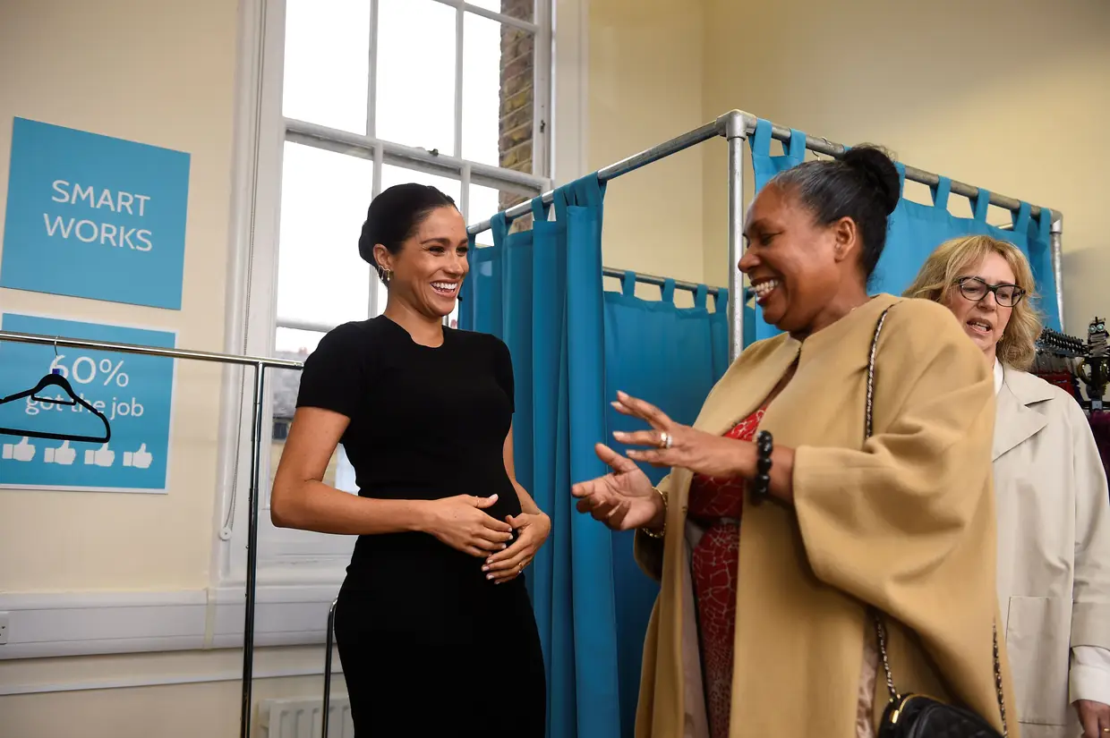 Meghan, a duquesa de Sussex, conversa com Patsy Wardally durante a sua visita à instituição de caridade Smart Works em Londres.