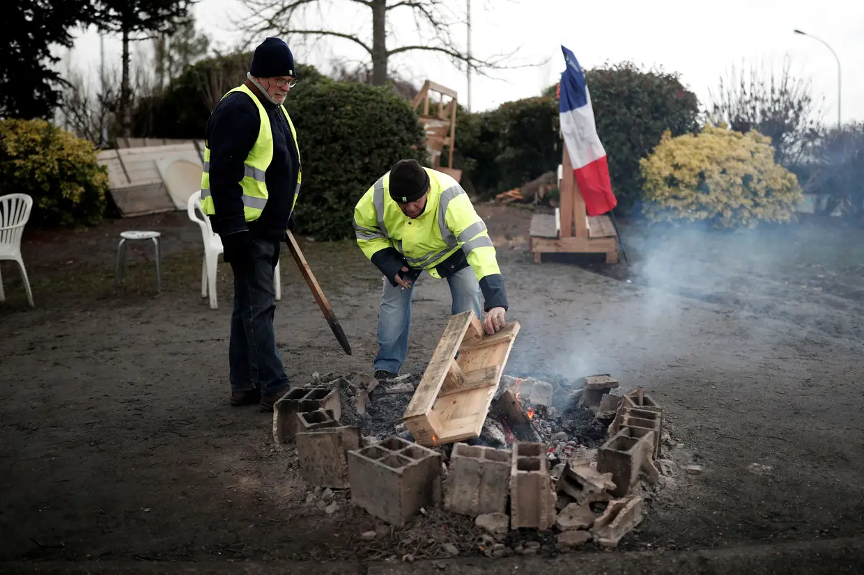 Membros do movimento coletes amarelos ocupam uma rotunda em Nemours, França.