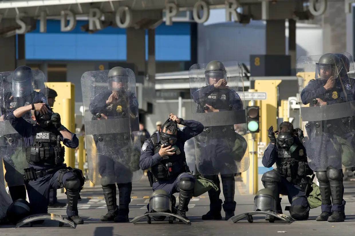 Agentes da Alfândega e Proteção de Fronteiras dos EUA participam num exercício para simular o encerramento do Porto de Entrada de San Ysidro em San Diego, Califórnia.