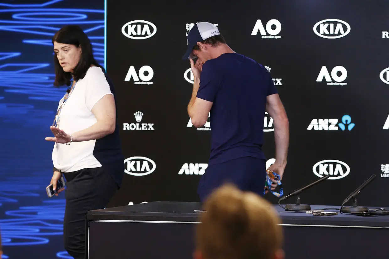 O tenista Andy Murray abandona uma conferência de imprensa no Open da Austrália, depois de anunciar que vai terminar a carreira.