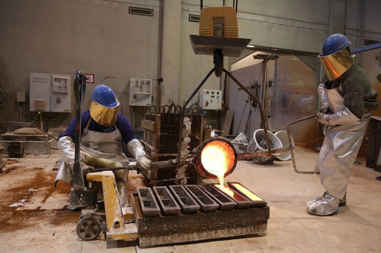Escultores produzem as estatuetas para os vencedores do festival de cinema Berlinale, baseado num projeto de 1932 do escultor alemão Renee Sintenis.