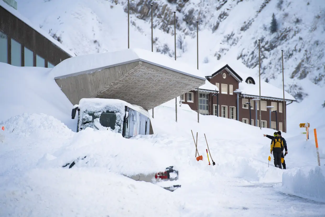 Uma avalanche atingiu o hotel Saentis, na Suíça, enterrando carros e parte do restaurante.