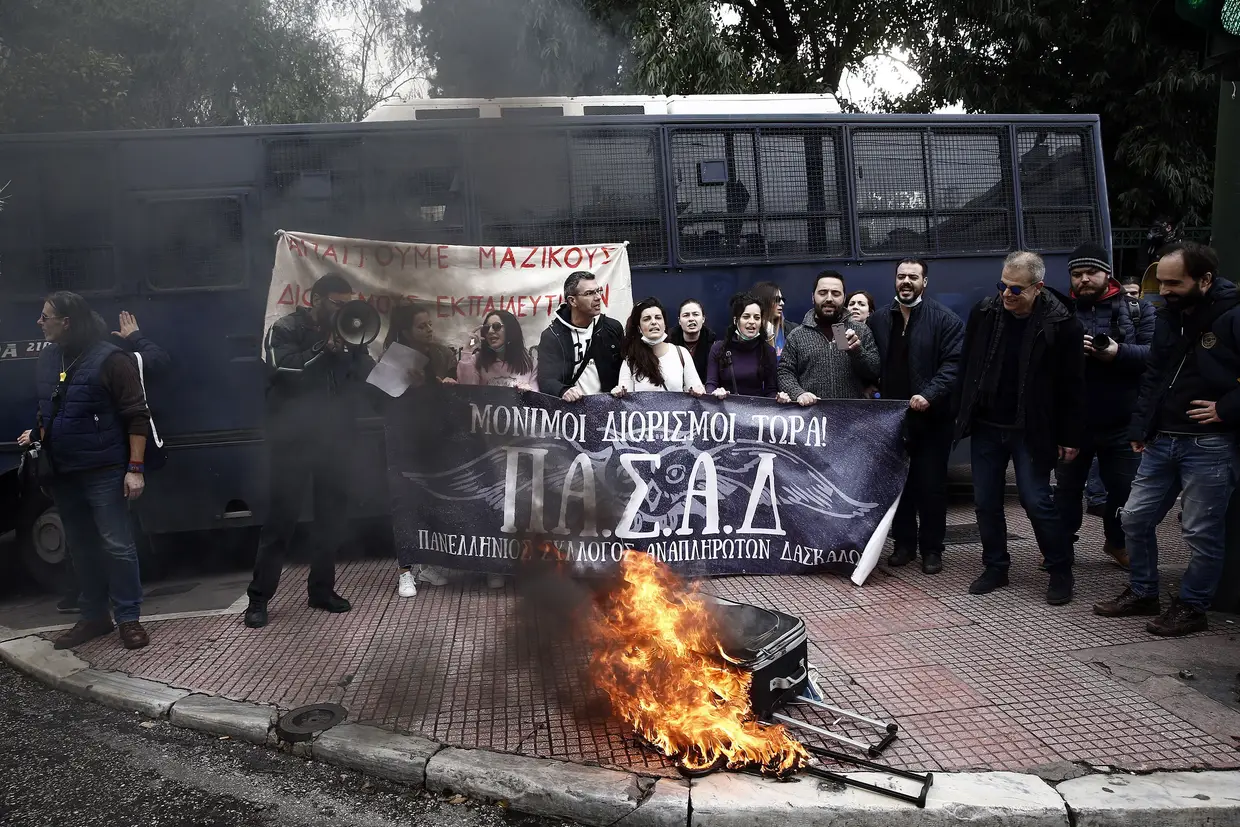 Professores protestam junto ao Parlamento grego, em Atenas, contra uma nova lei que regula a contratação de pessoal docente permanente.
