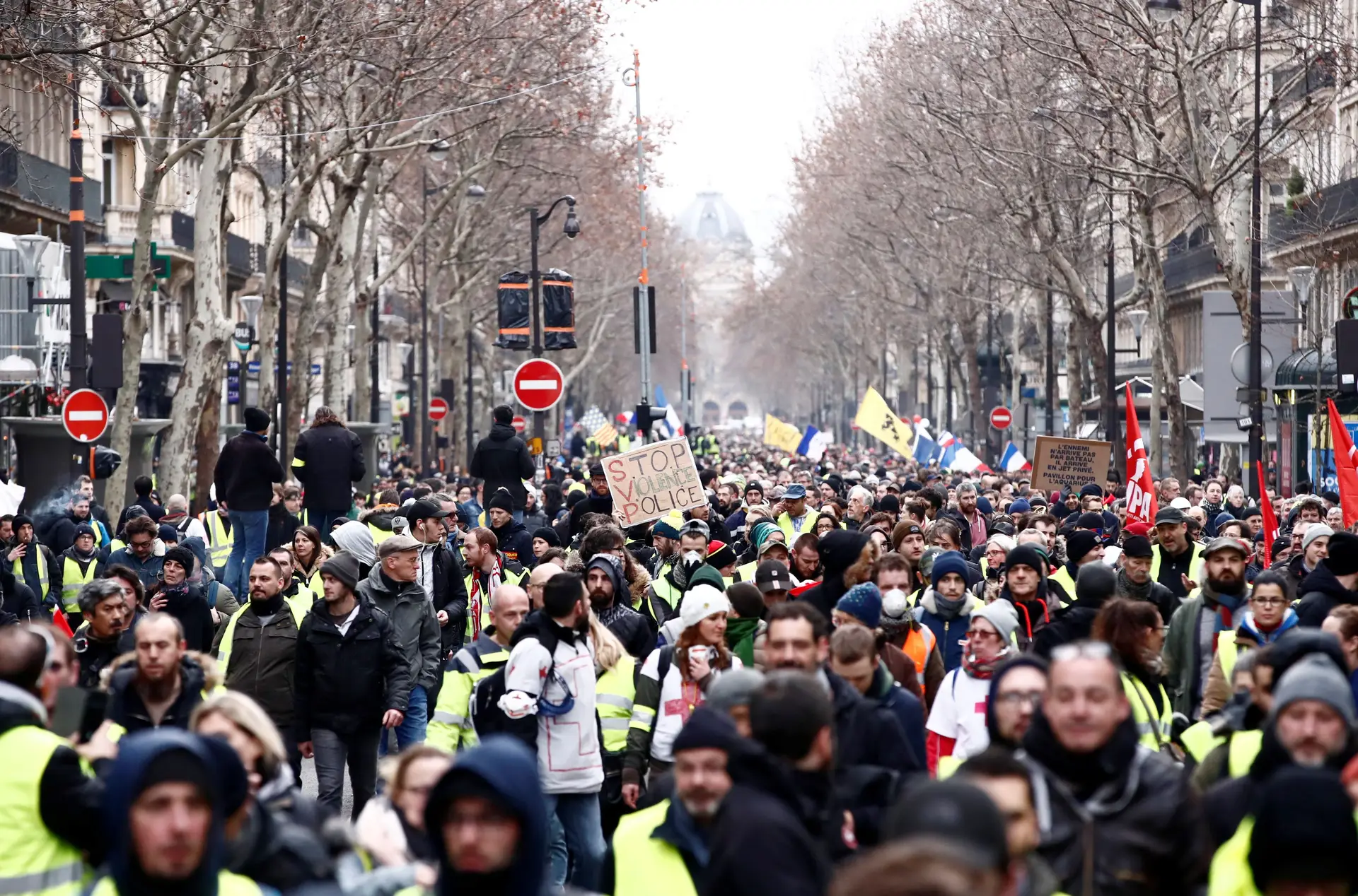 9º sábado de coletes amarelos em França traz milhares às ruas de Paris