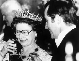 Rainha Isabel II e o Presidente da República num jantar no Palácio da Ajuda, em Lisboa, durante a visita da monarca a Portugal que se realizou no segundo mandato de Ramalho Eanes.