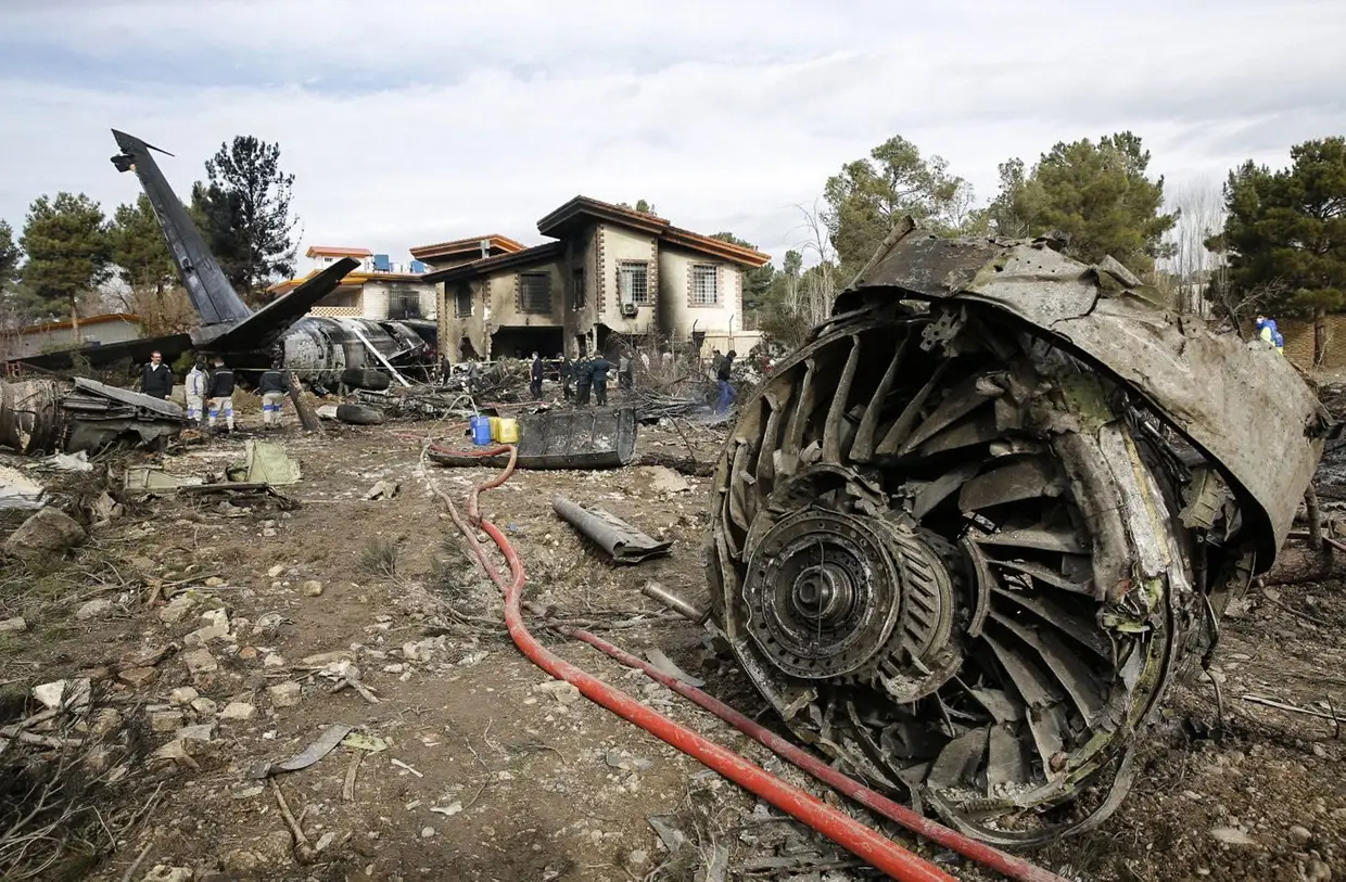 Apenas uma pessoa sobreviveu das 16 que seguiam no Boeing 707 iraniano de transporte de carga que caiu quando tentava aterrar perto de Teerão, Irão.