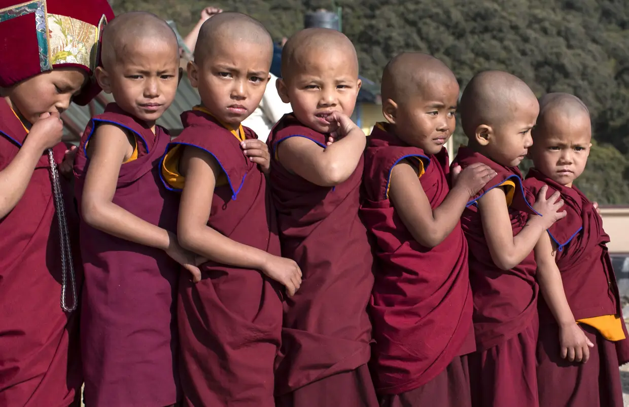 Crianças nepalesas budistas participam no Drubchen Puja, Catmandu, Nepal.