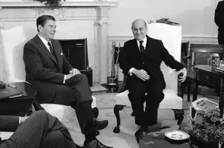 O Presidente dos EUA, Ronald Regan, recebe o Presidente do Brasil na Casa Branca, em 1985, pouco depois da tomada de posse de Tancredo Neves.