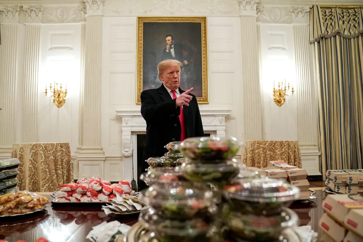 O presidente dos Estados Unidos, Donald Trump, recebeu uma equipa de futebol americano com um jantar de fast food, por estar sem cozinheiros devido ao "shutdown".