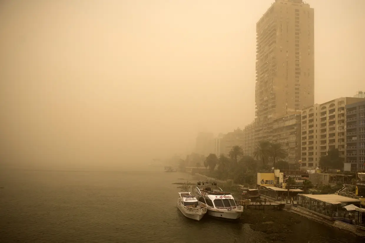 A cidade egípcia de Cairo afetada por uma tempestade de areia.