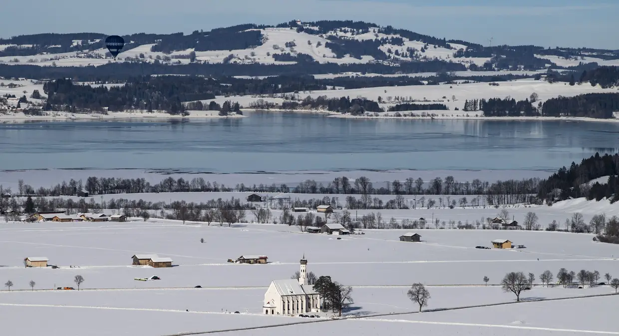 A Igreja de São Coloman, em Schwangau, Alemanha, coberta de neve.