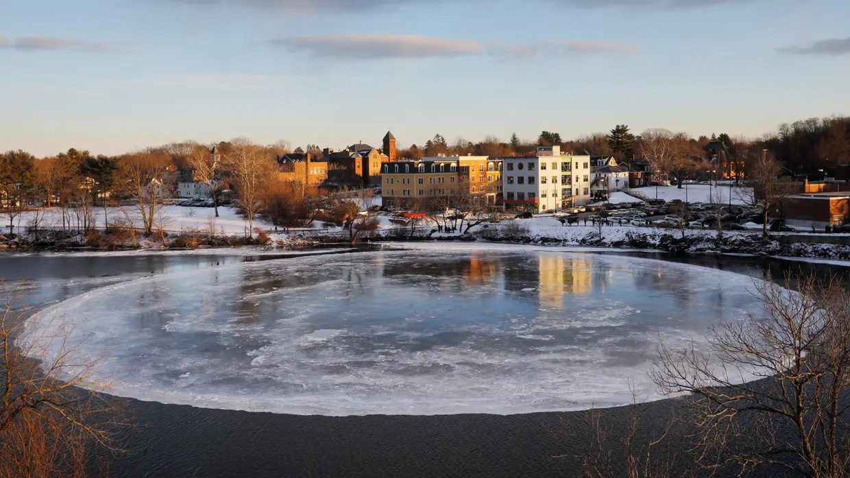 Disco gigante de gelo no Rio Presumpscot em Westbrook, Maine, nos EUA.