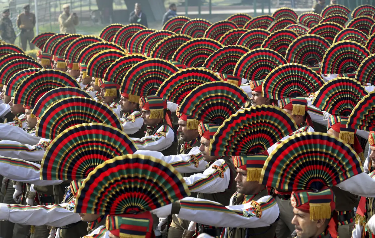 Soldados marcham durante os ensaios para o próximo desfile do Dia da República na sede do Governo em Nova Deli, na Índia