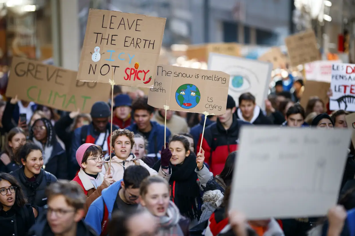 Estudantes faltam às aulas para protestar contra a falta de consciência climática em Lausanne, na Suíça