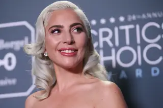 Lady Gaga lança críticas a “maldito” Trump durante concerto