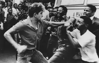 Um apoiante do movimento neo-nazi sul-africano Afrikaner Resistance Movement (AWB) agride um negro em Pretoria, em 1989.