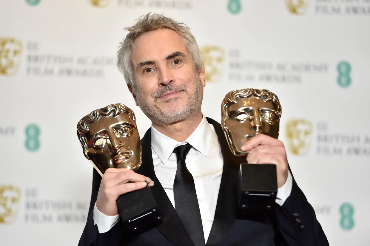Alfonso Cuarón com os prémios de melhor filme e melhor realizador para "Roma"