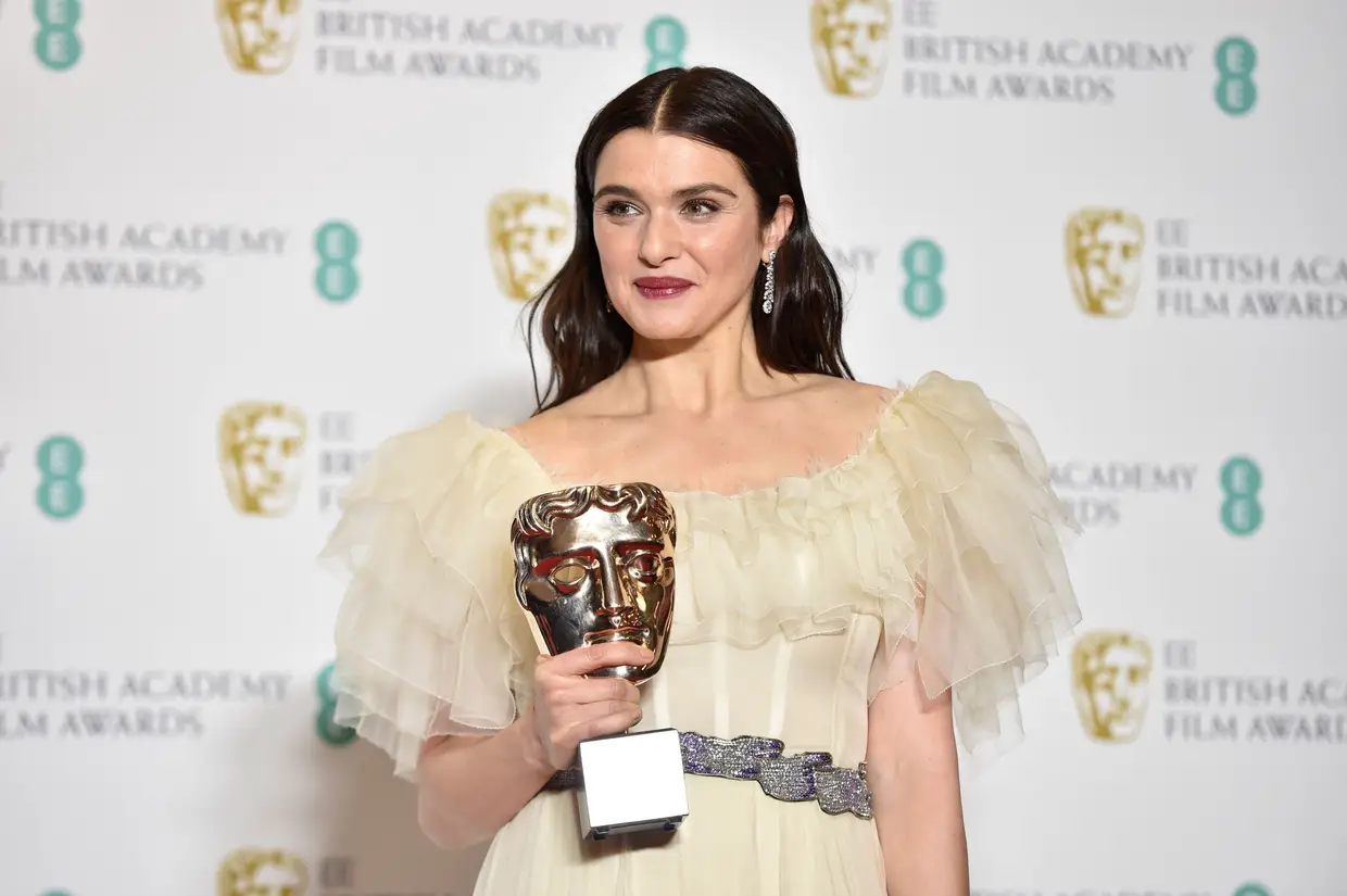Rachel Weisz com o prémio de melhor atriz secundária em "A Favorita"